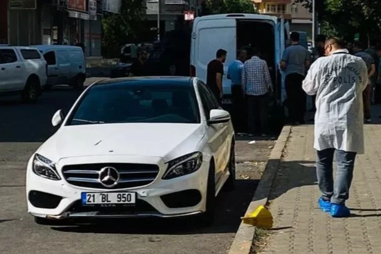Diyarbakır’da dehşet! Maskeli şahıslar sokak ortasında kurşun yağdırdı