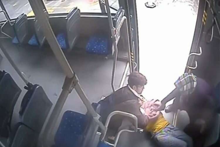 Durakta fenalaşan kadını hastaneye otobüs şoförü yetiştirdi