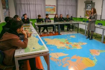 Ebru öğretmen, coğrafya derslerini 'türkülerle' anlatıyor