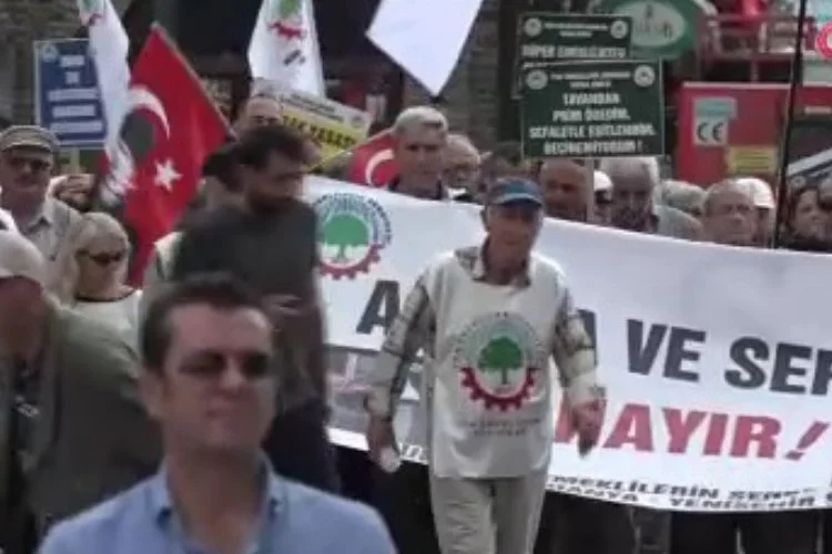 Emekliler Bursa'da meydanlara indi: Bu maaşlarla yaşanmaz!