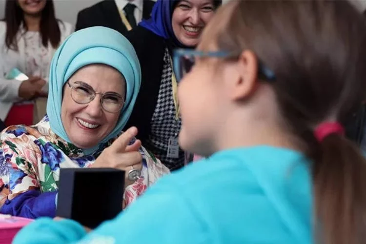 Emine Erdoğan, Saraybosna’da Maarif Vakfı Okulu’nu ziyaret etti
