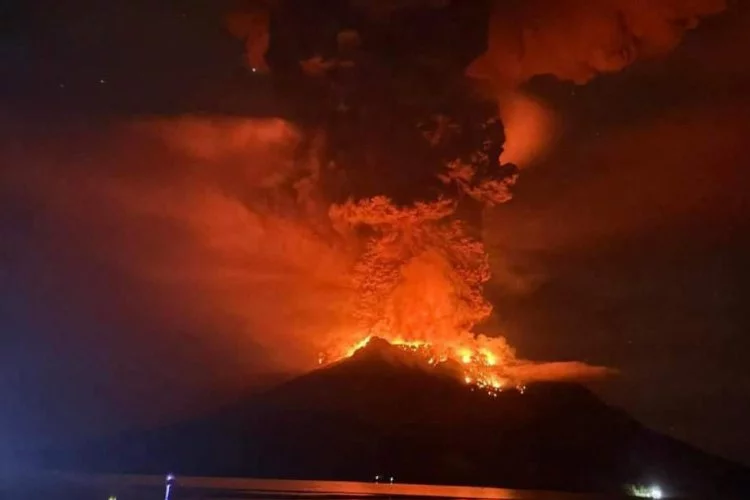 Endonezya'da yanardağ patlaması: 29 Nisan'a kadar acil durum ilan edildi