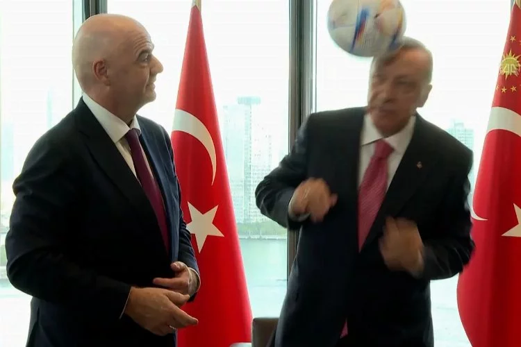 Erdoğan, FIFA Başkanının hediye ettiği topa kafa attı - Bursa Hakimiyet