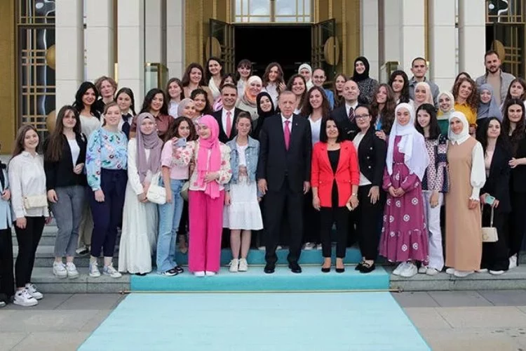 Erdoğan, Sırbistan Novi Pazar Türk Kültür Merkezi öğrencilerini kabul etti