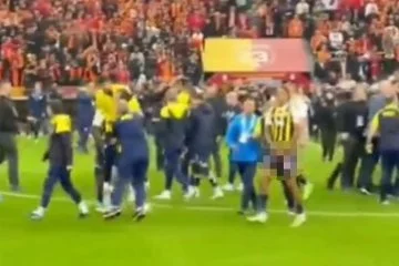 Fenerbahçeli Jayden Oosterwolde, Galatasaray taraftarına cinsel organını gösterdi