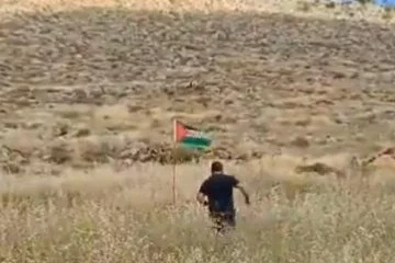 Filistin bayrağını indirmeye çalışan İsrail askeri böyle havaya uçtu!