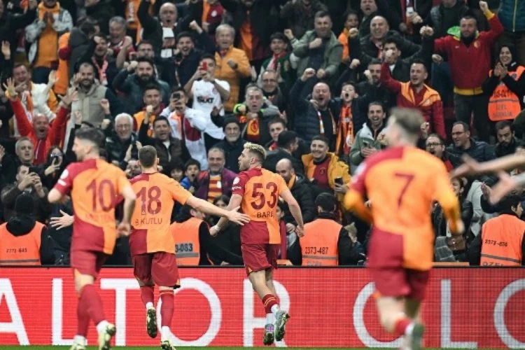 Galatasaray'a ilk yarı yetti!