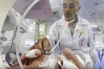 Gazze'de ölen annesinin karnından kurtarılan bebeğin tedavisi sürüyor