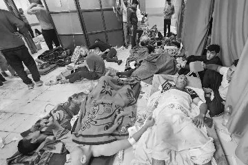 Gazze'deki Sağlık Bakanlığı: Yaralılar yoğunluk nedeniyle ameliyathanelerin önünde yerde yatıyor
