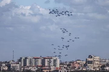 Gazze'ye havadan bırakılan yardımın paraşütleri açılmadı, çok sayıda ölü var