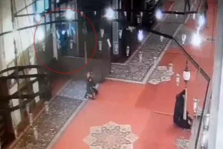 Fatih Camii'ndeki bıçaklı saldırı anı kamerada! Bursa detayı dikkat çekti... - Bursa Hakimiyet