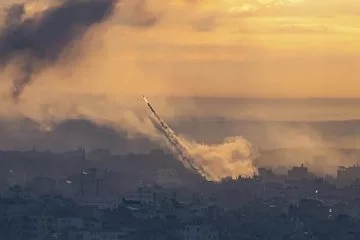 Hamas, İsrail'in nükleer füze üssünü vurdu: Yangın çıktı