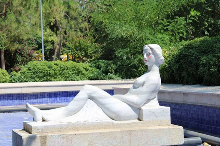 'Havuzda serinleyen kadın' heykeline saldırı! Vatandaşlar tepki gösterdi