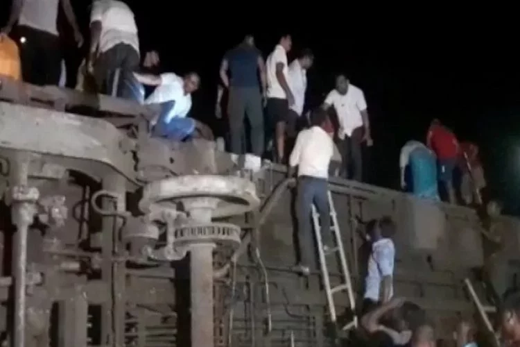 Hindistan'da feci tren kazası: Onlarca kişi hayatını kaybetti