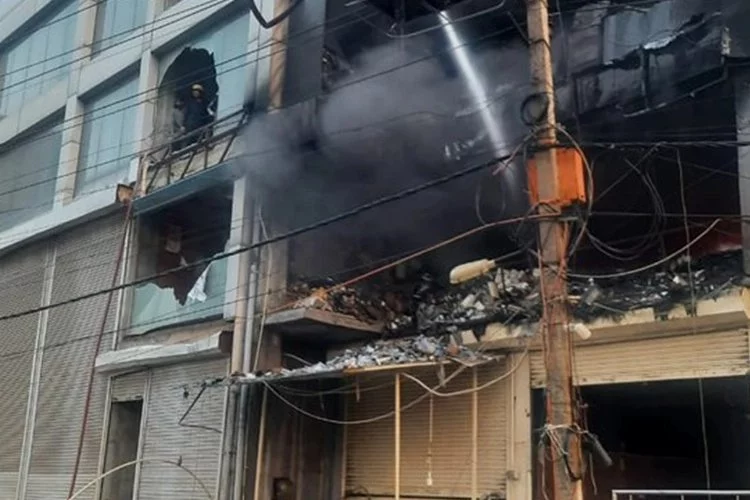 Hindistan yangınla sarsıldı: 26 ölü