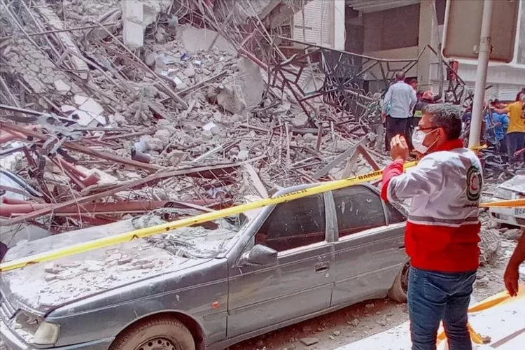 İran'da çöken binada ölü sayısı 14'e yükseldi