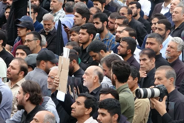 İran’da halk Reisi’yi anıyor