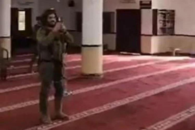 İsrail askerlerinden skandal! camide Yahudi duası okudular