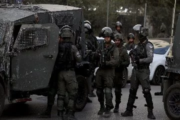 İsrail, Batı Şeria'da 12 Filistinliyi gözaltına aldı