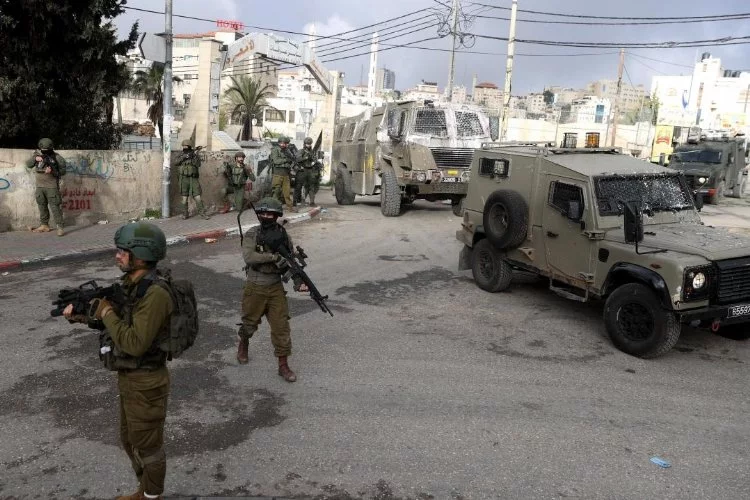 İsrail güçleri 20 Filistinliyi daha gözaltına aldı