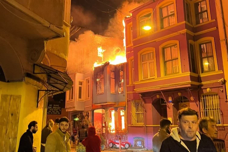 İstanbul'da ahşap binada başlayan yangın yanındaki binaya da sıçradı