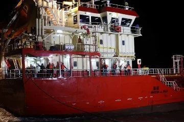 İstanbul'da gemi karaya oturdu! 11 kişilik mürettebatı kurtarıldı