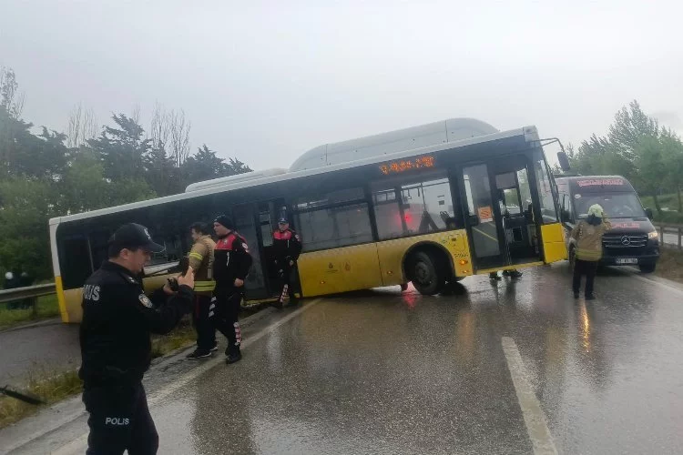 İstanbul'da yağmurda kayan İETT otobüsü bariyerlere çarptı