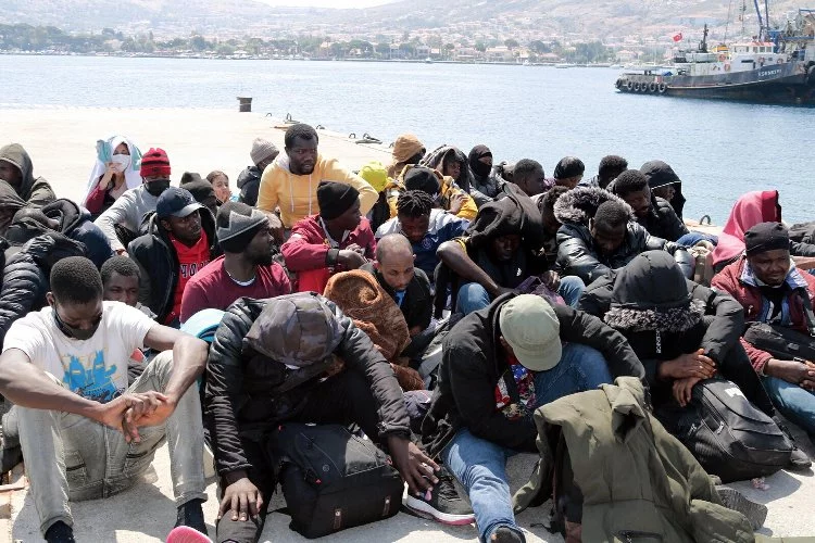 İzmir'de 45 kaçak göçmen kurtarıldı