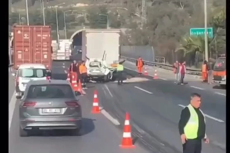 İzmir'de Bursa plakalı araç tıra çarpıp hurdaya döndü: 3 ölü