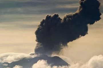 Japonya'da yanardağdan püsküren kül, Nii-jima Adası çevresine ulaştı