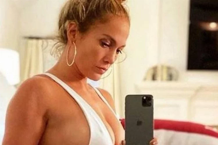Jennifer Lopez göğüslerinin yarısını açık bırakan tarzıyla olay oldu