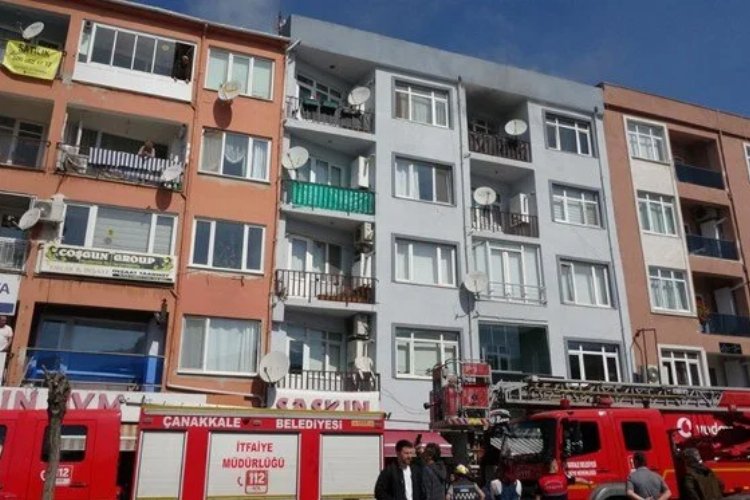Çanakkale'de 4 katlı binada yangın paniği