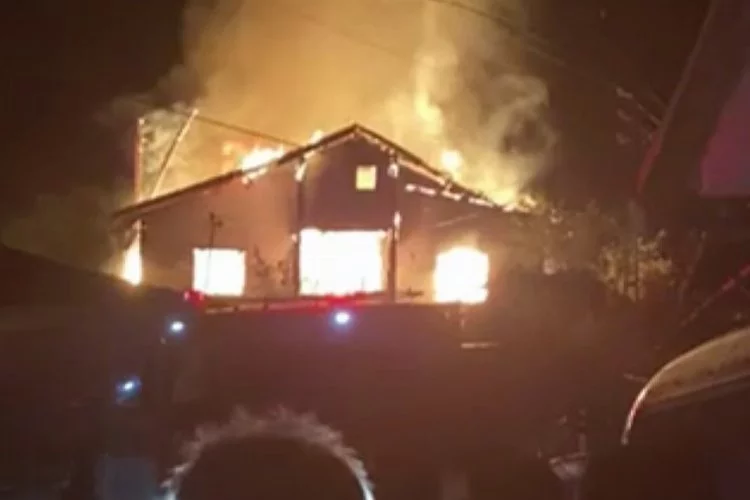 Karabük'te 2 katlı evde yangın