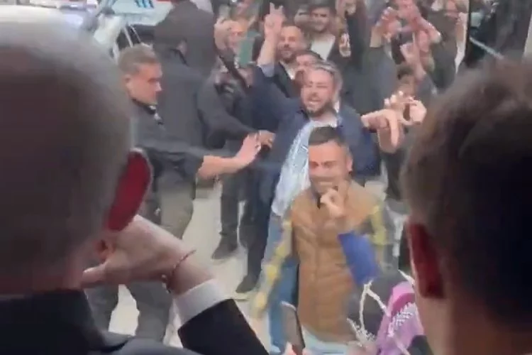 Kılıçdaroğlu'nun seçim otobüsüyle geçişi sırasında çekilen o görüntü tepki çekti