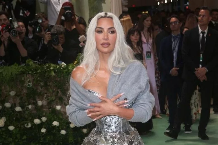 Kim Kardashian'ın Met Gala'da incecik beli şoke etti