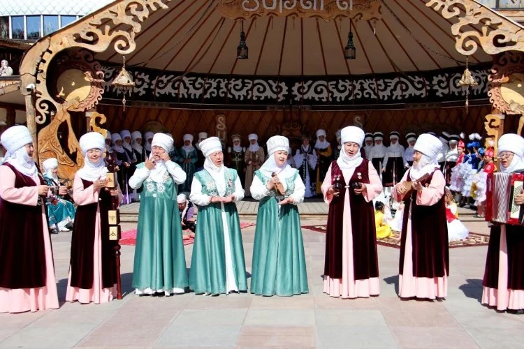 Kırgız neneler 'Türkü Kervanı' ile geleneklerini gelecek nesillere aktarıyor