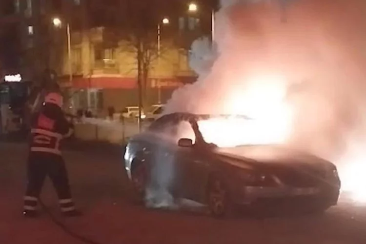 Kırıkkale'de park halindeki otomobil alev aldı