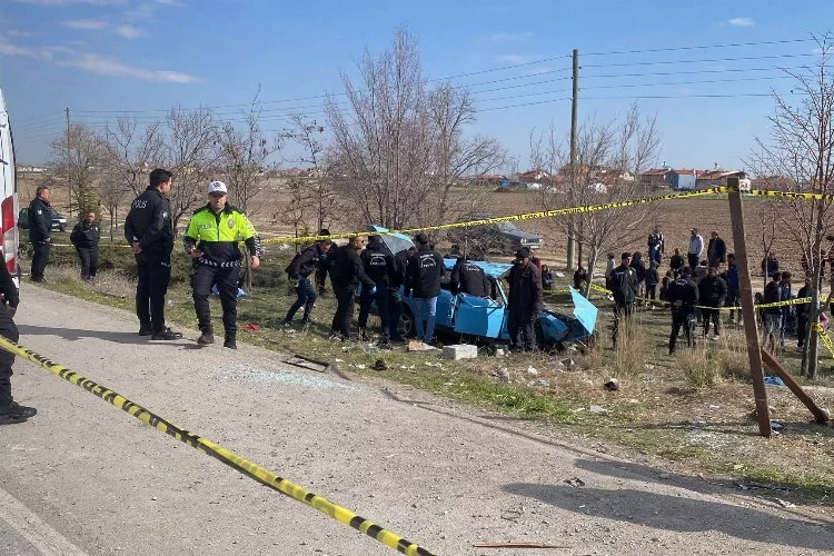 Konya'da  otomobil, otobüs durağına daldı: 4 ölü