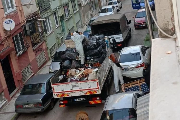 Kötü kokular harekete geçirdi! Bursa'da bir çöp ev vakası daha
