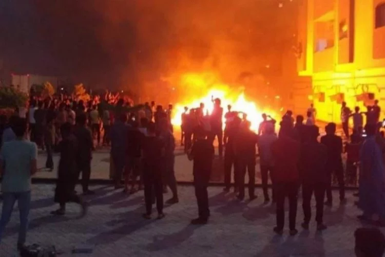 Libya'da bir grup eylemci Temsilciler Meclisi'ni basarak ateşe verdi