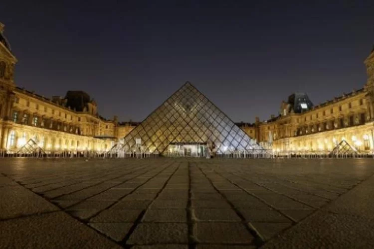Louvre Müzesi eski müdürü tarihi eser kaçakçılığına "göz yummakla" suçlanıyor
