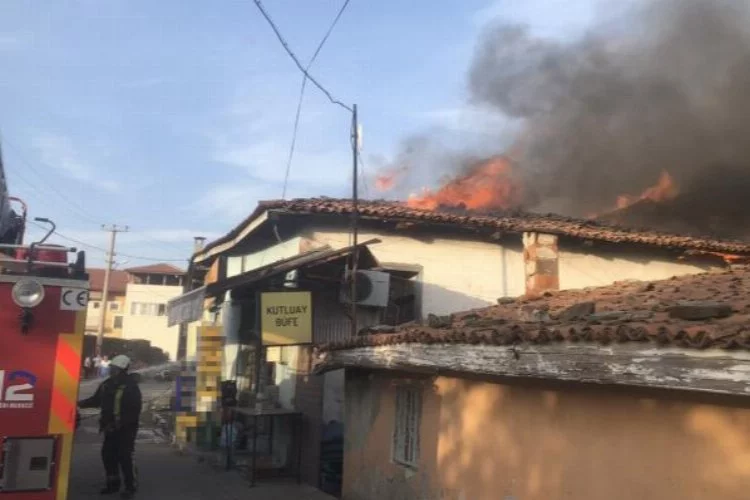 Manisa’da çıkan yangında 2 ev ve 1 iş yerinde maddi hasara yol açtı