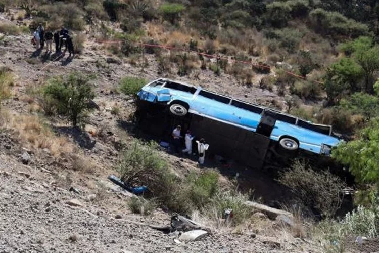 Meksika'da göçmen otobüsü uçuruma yuvarlandı!