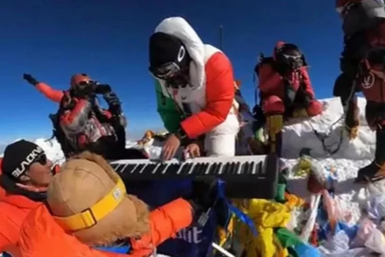 Meksikalı genç dağcı Everest Dağı’nın zirvesinde org çaldı!