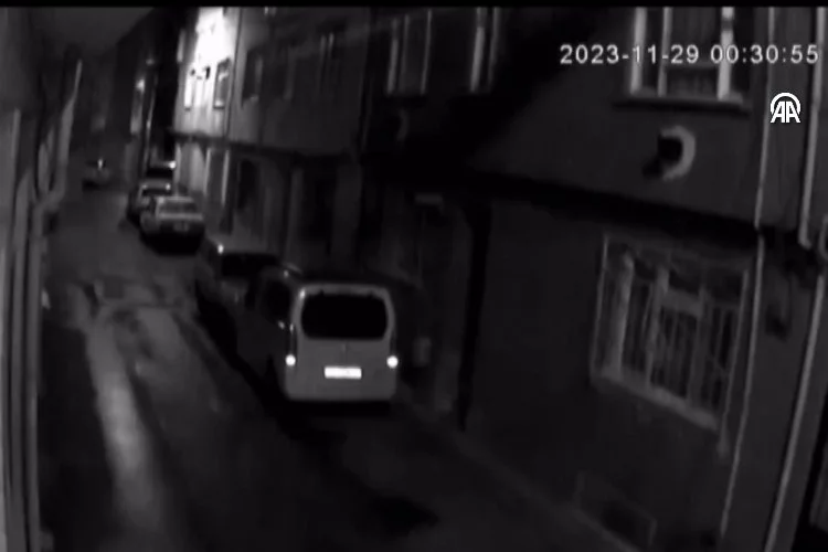 Bursa'da lodosta binanın çatısının uçması güvenlik kamerasında