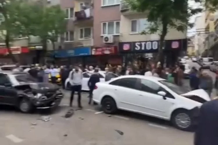 Bursa'da Dikkaldırım Mahallesi'nde zincirleme kaza!