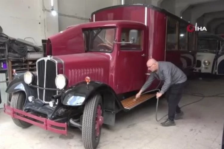 Bursa'da yıllardır hurdadaydı, 1938 model otobüsün son hali göz kamaştırdı!