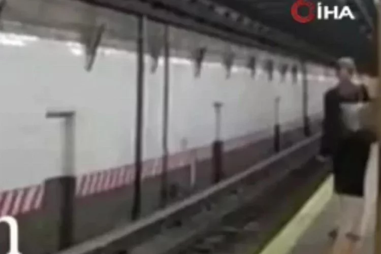 New York metrosunda fenalaşan kadın raylara düştü