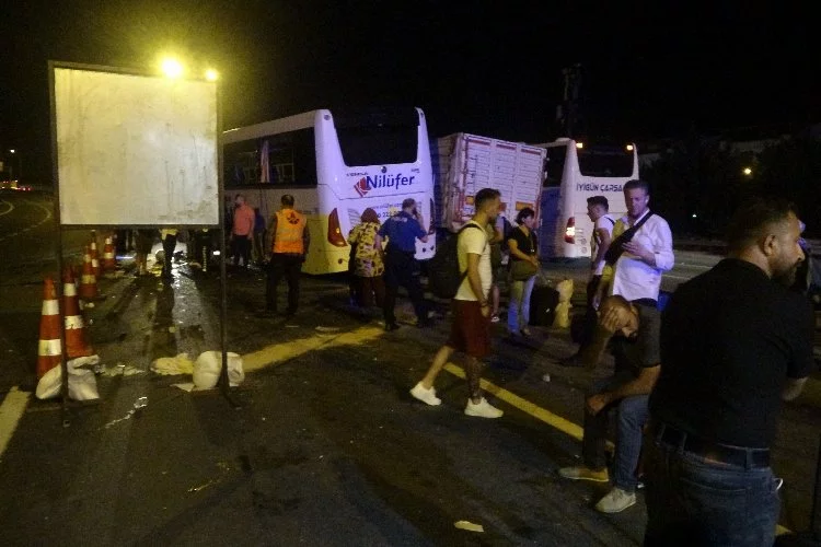 Otoyolda TIR, kamyon ve yolcu otobüsü kazaya karıştı: Çok sayıda yaralı var