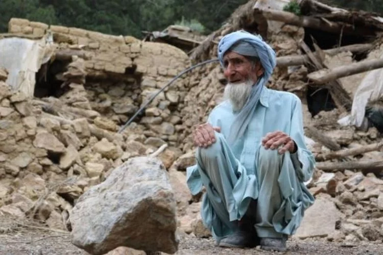 Pakistan, Afgan depremzedelere 8 kamyon yardım gönderdi